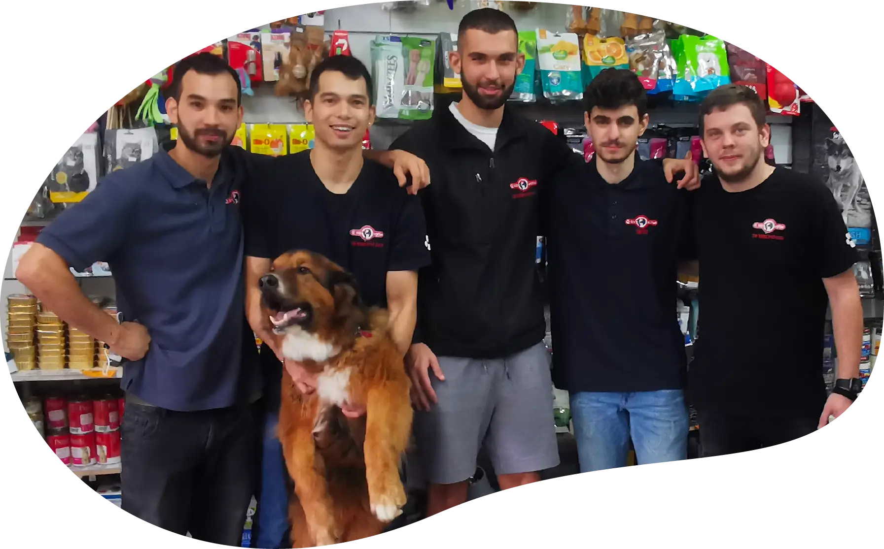 צוות אלפא פט עם כלב בסניף החנות